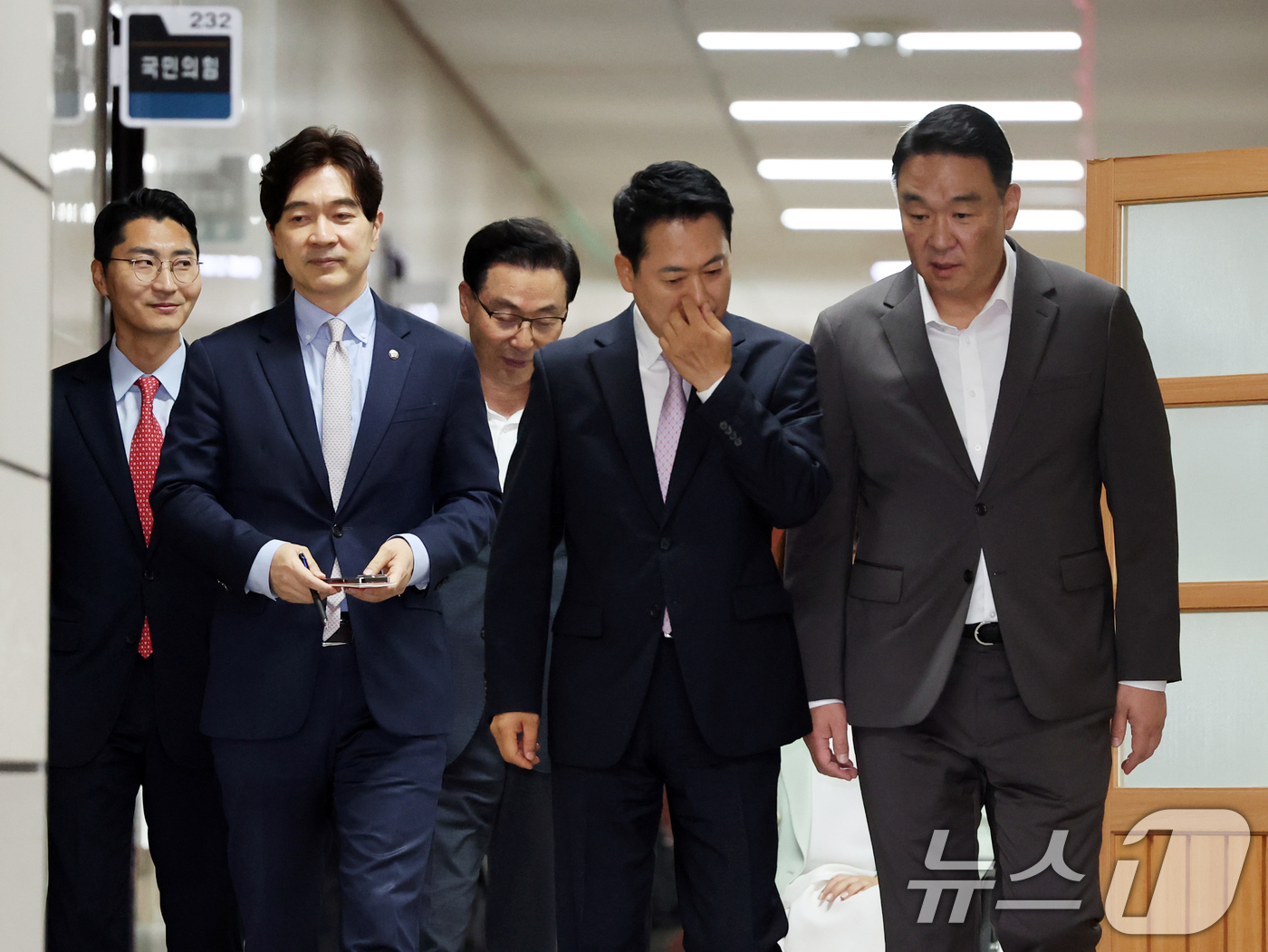(서울=뉴스1) 황기선 기자 = 장동혁 국민의힘 대표가 24일 오후 서울 여의도 국회에서 기자회견을 위해 발걸음을 옮기고 있다.이날 장 대표는 건강 악화로 입원한 지 엿새 만에 국 …