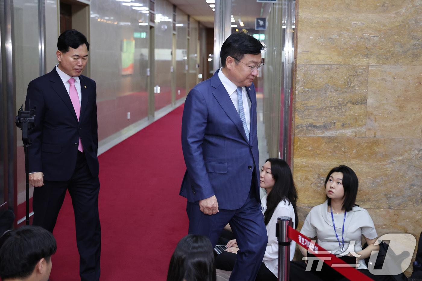 (서울=뉴스1) 신웅수 기자 = 정점식 국민의힘 원내대표와 김승수 원내운영수석부대표가 24일 서울 여의도 국회에서 의장 주재 원내대표 회동을 마친 후 의장실을 나서고 있다. 202 …