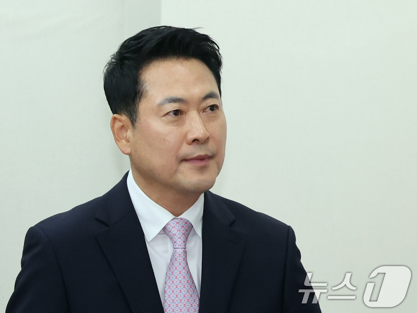 (서울=뉴스1) 황기선 기자 = 장동혁 국민의힘 대표가 24일 오후 서울 여의도 국회에서 기자회견을 위해 발걸음을 옮기고 있다.이날 장 대표는 건강 악화로 입원한 지 엿새 만에 국 …