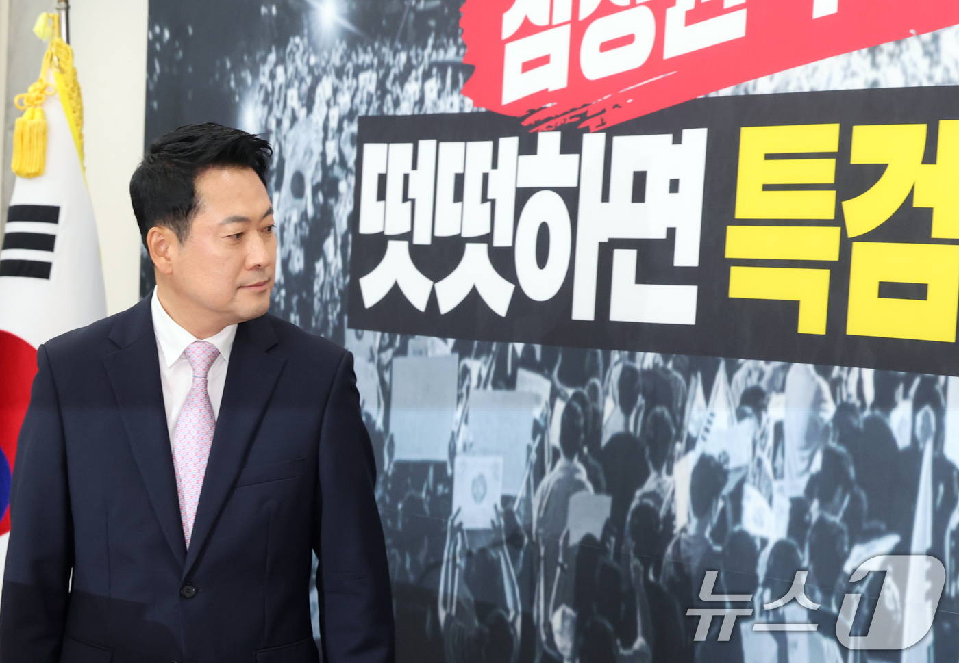 (서울=뉴스1) 황기선 기자 = 장동혁 국민의힘 대표가 24일 오후 서울 여의도 국회에서 기자회견을 위해 발걸음을 옮기고 있다.이날 장 대표는 건강 악화로 입원한 지 엿새 만에 국 …