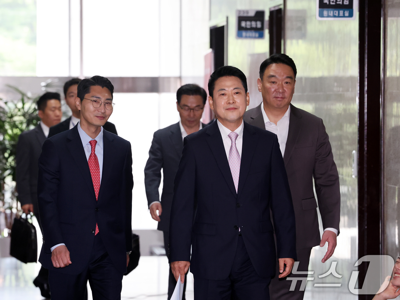 (서울=뉴스1) 황기선 기자 = 장동혁 국민의힘 대표가 24일 오후 서울 여의도 국회에서 기자회견을 마치고 이동하고 있다.이날 장 대표는 건강 악화로 입원한 지 엿새 만에 국회로 …