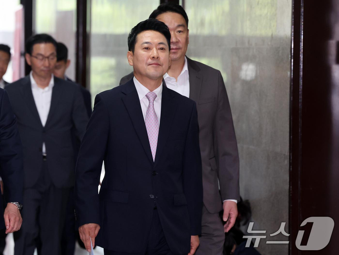 (서울=뉴스1) 황기선 기자 = 장동혁 국민의힘 대표가 24일 오후 서울 여의도 국회에서 기자회견을 마치고 이동하고 있다.이날 장 대표는 건강 악화로 입원한 지 엿새 만에 국회로 …