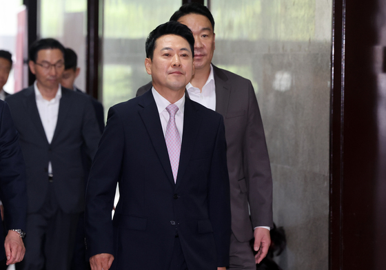 기자회견 마치고 당대표실로 향하는 장동혁 대표