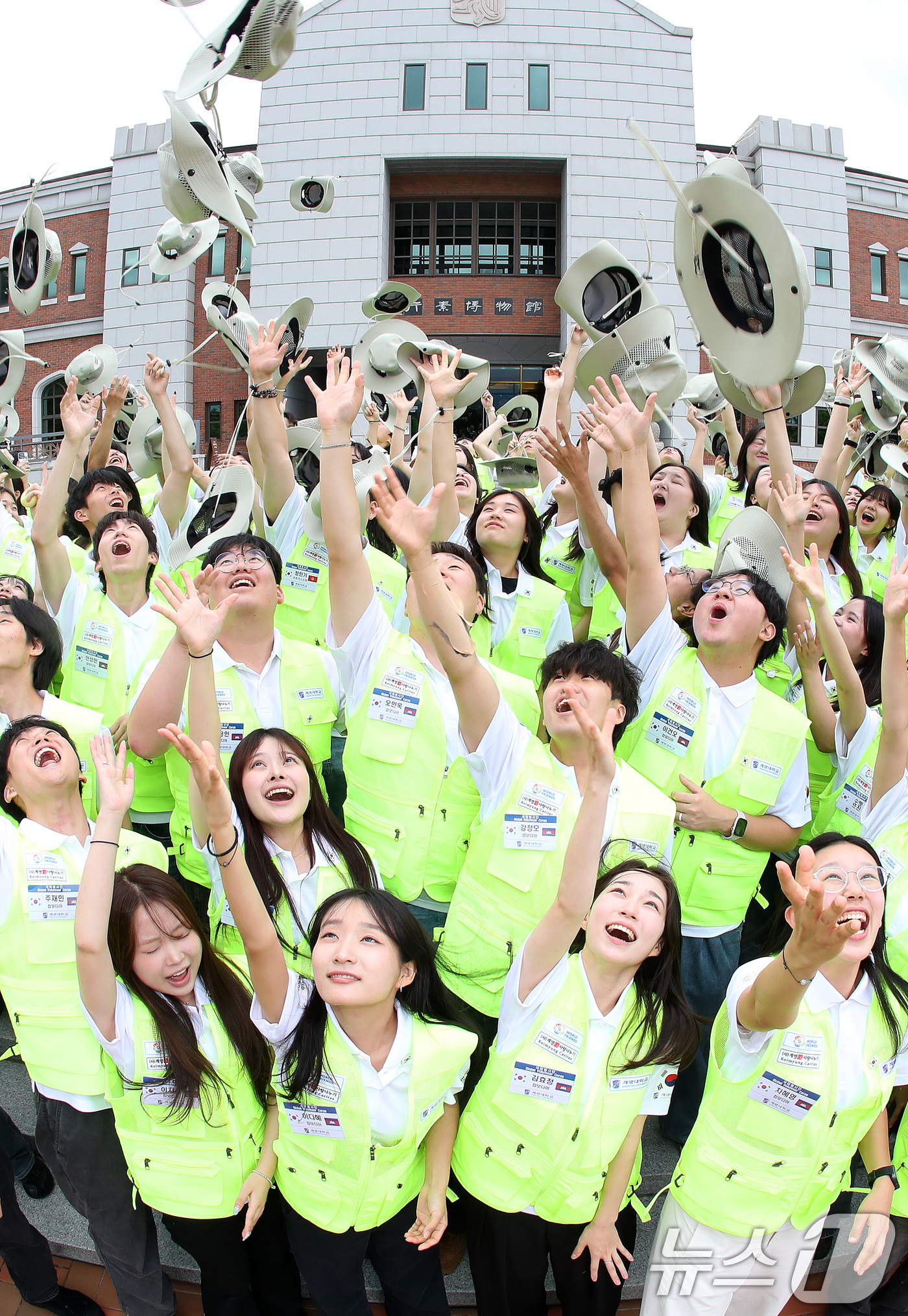 (대구=뉴스1) 공정식 기자 = 24일 대구 달서구 계명대학교 성서캠퍼스에서 열린 '2026학년도 하계 국외봉사활동 발대식'에서 학생들이 모자를 하늘 높이 던지는 세리머니를 통해 …