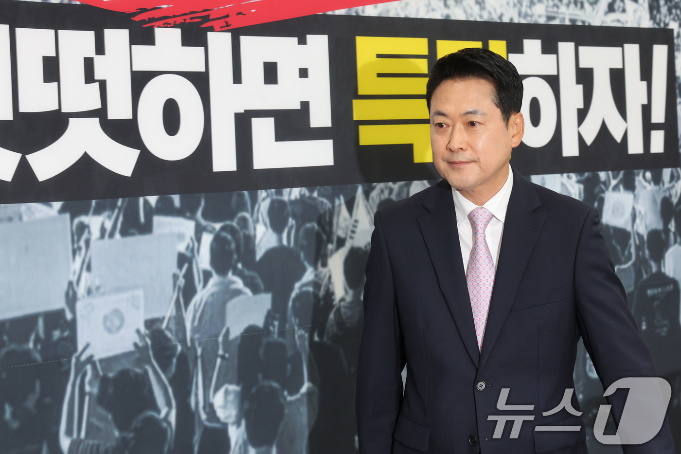 (서울=뉴스1) 황기선 기자 = 장동혁 국민의힘 대표가 24일 오후 서울 여의도 국회에서 기자회견을 마치고 이동하고 있다.이날 장 대표는 건강 악화로 입원한 지 엿새 만에 국회로 …