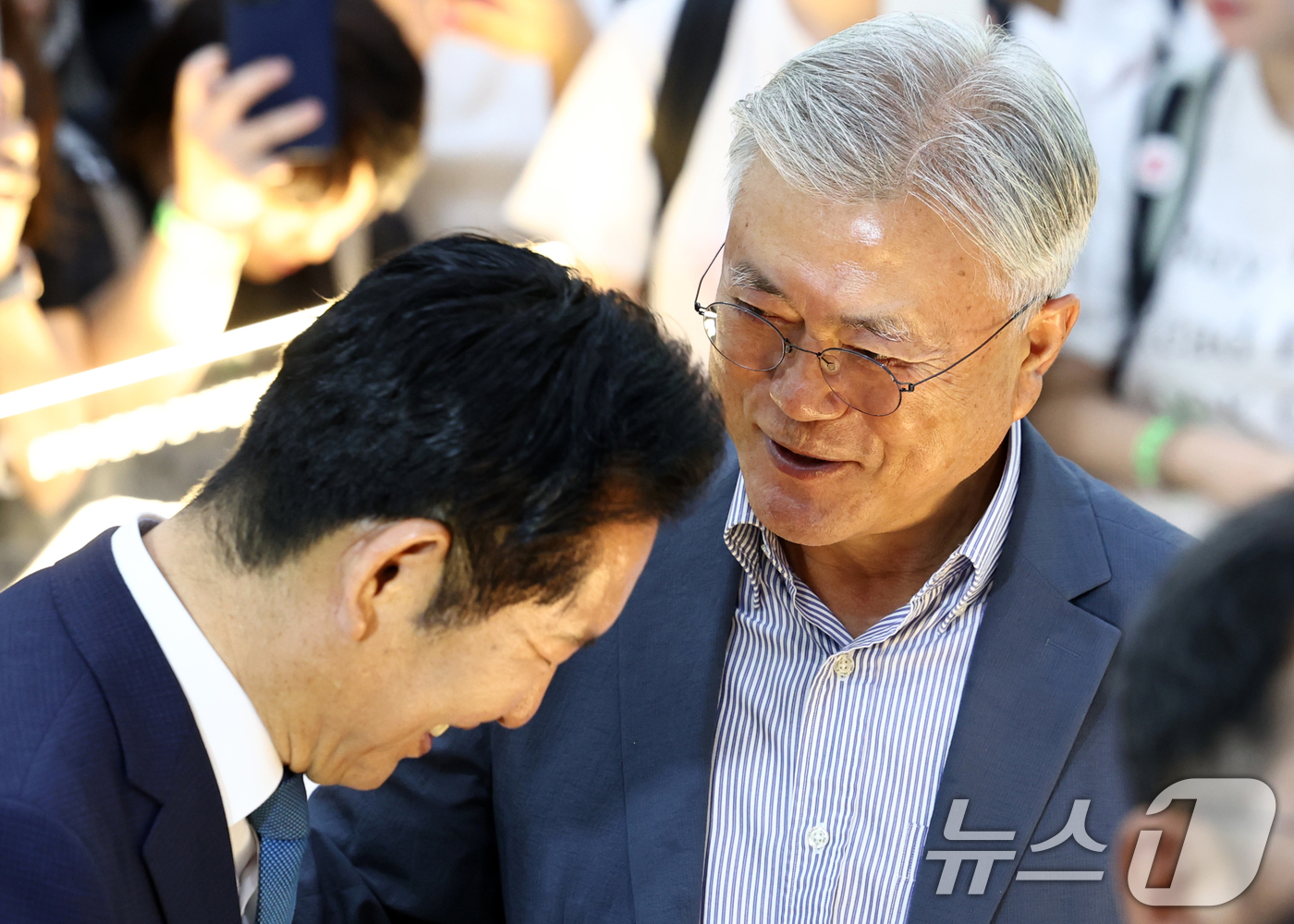 (서울=뉴스1) 최지환 기자 = 정청래 전 더불어민주당 대표가 24일 서울 강남구 코엑스에서 열린 서울국제도서전 ‘돌베개·평산책방’부스를 찾아 문재인 전 대통령과 대화를 나누고 있 …