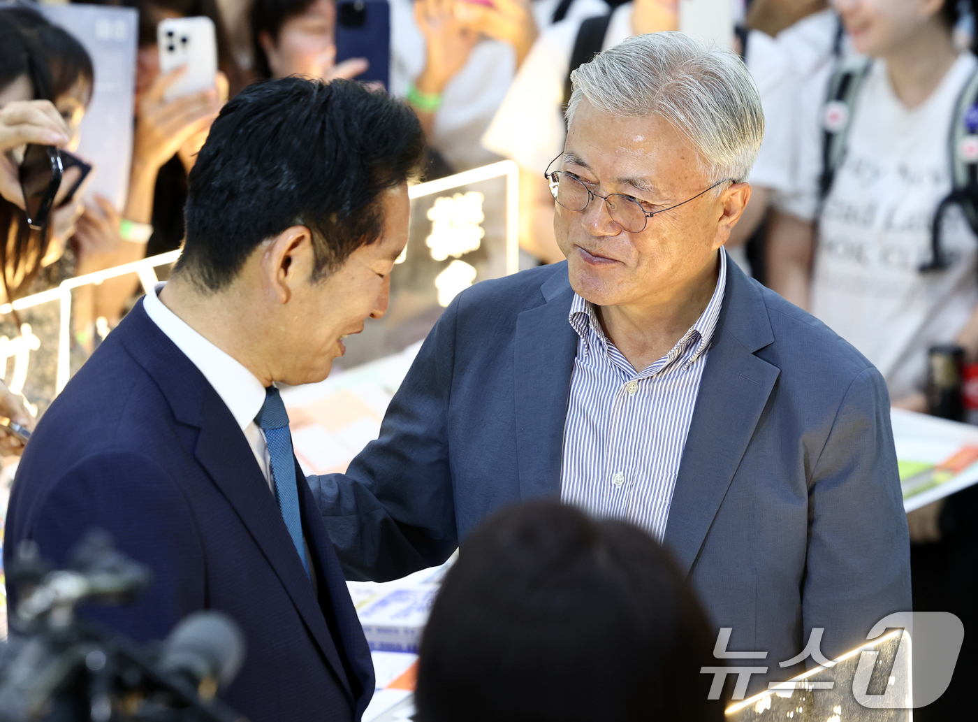 (서울=뉴스1) 최지환 기자 = 정청래 전 더불어민주당 대표가 24일 서울 강남구 코엑스에서 열린 서울국제도서전 ‘돌베개·평산책방’부스를 찾아 문재인 전 대통령과 대화를 나누고 있 …