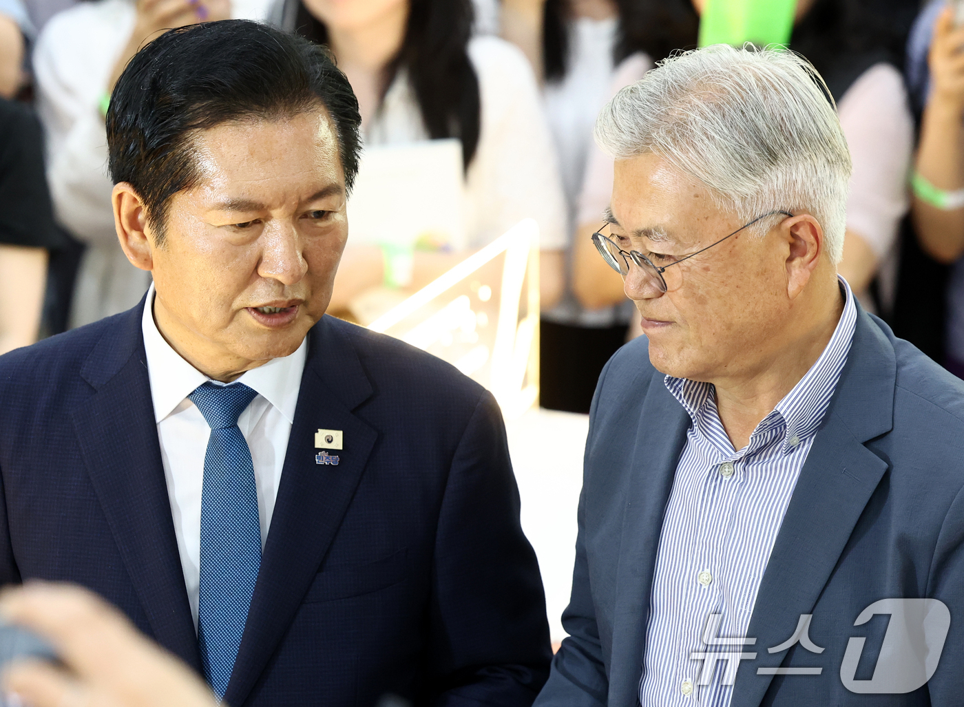 (서울=뉴스1) 최지환 기자 = 정청래 전 더불어민주당 대표가 24일 서울 강남구 코엑스에서 열린 서울국제도서전 ‘돌베개·평산책방’부스를 찾아 문재인 전 대통령과 대화를 나누고 있 …