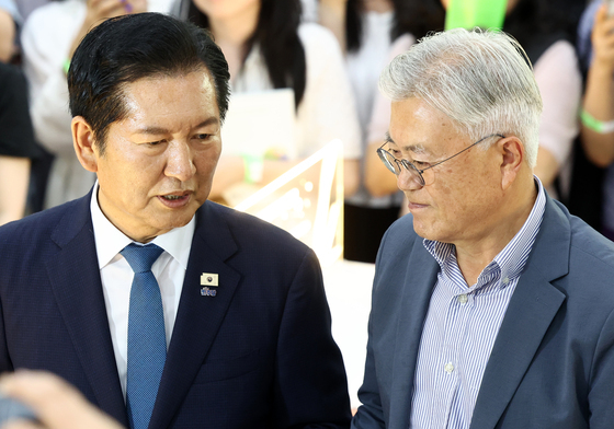 문재인 전 대통령과 대화 나누는 정청래 전 대표