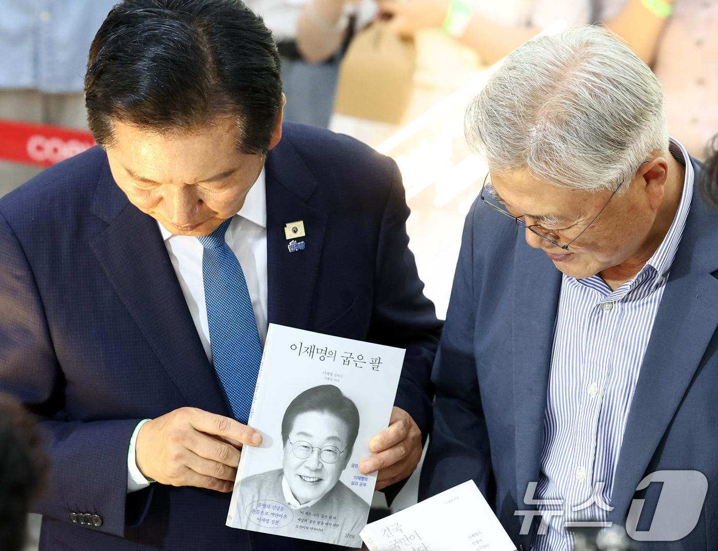 (서울=뉴스1) 최지환 기자 = 정청래 전 더불어민주당 대표가 24일 서울 강남구 코엑스에서 열린 서울국제도서전 ‘돌베개·평산책방’부스를 찾아 이재명 대통령의 저서를 들어 보이고 …