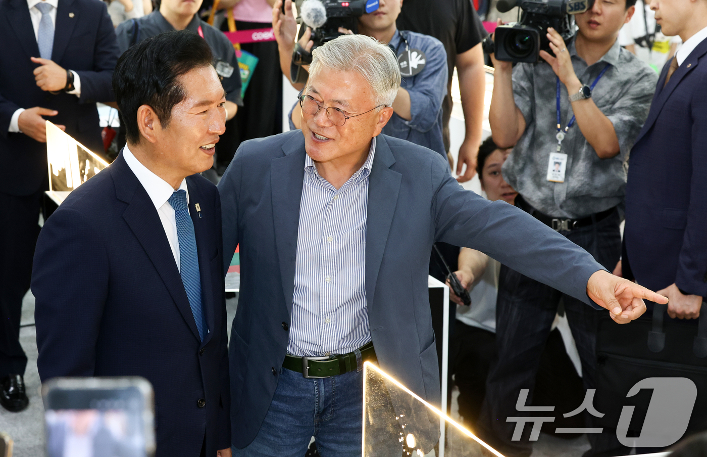 (서울=뉴스1) 최지환 기자 = 정청래 전 더불어민주당 대표가 24일 서울 강남구 코엑스에서 열린 서울국제도서전 ‘돌베개·평산책방’부스를 찾아 문재인 전 대통령과 대화를 나누고 있 …