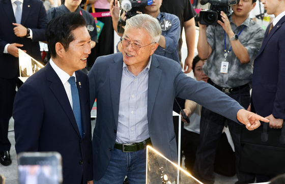 밝은 표정으로 대화 나누는 문재인·정청래