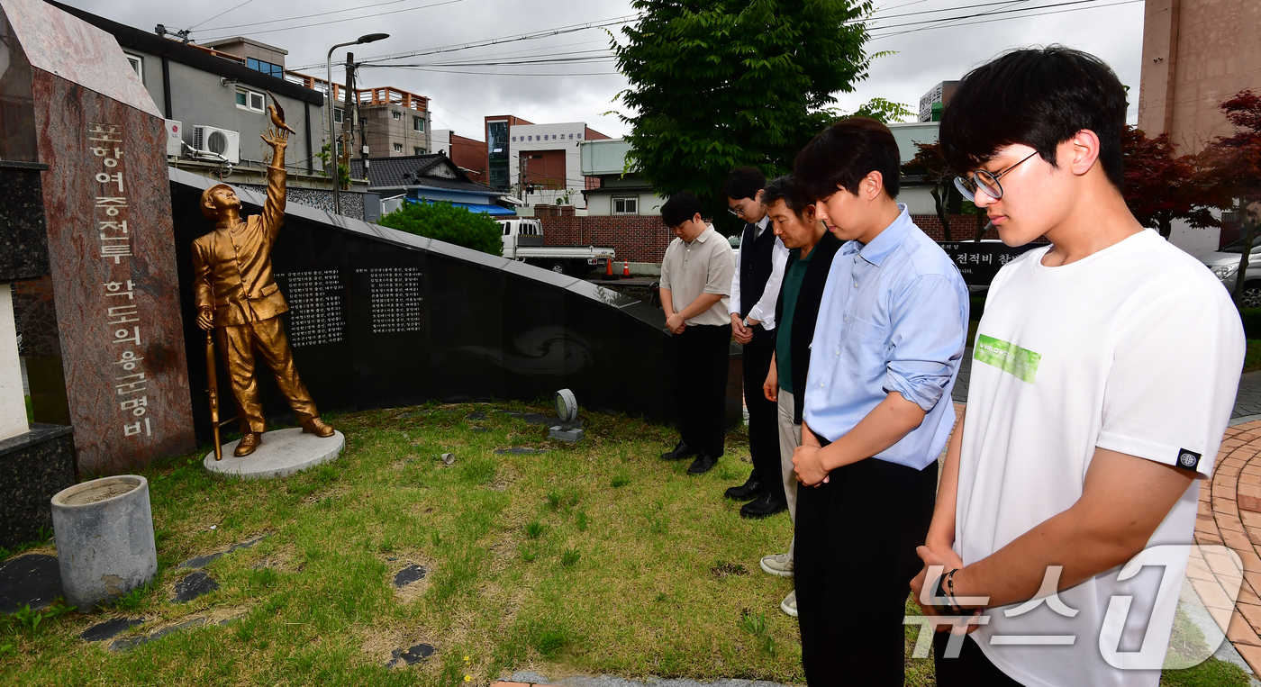 (포항=뉴스1) 최창호 기자 = 24일 경북 포항시 학산종합사회복지관 이 형 관장과 직원들이 6·25전쟁 76주기를 앞두고 포항여고 앞에 있는 포항여중전투 학도의용군 추모공원에서 …