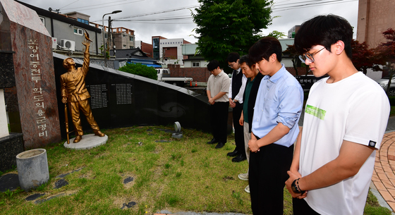 포항 학도의용군 추모 찾은 시민들