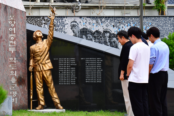 학도의용군 추모공원 찾은 시민들