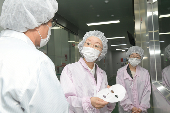 K-화장품 산업 현장 점검하는 오유경 차장
