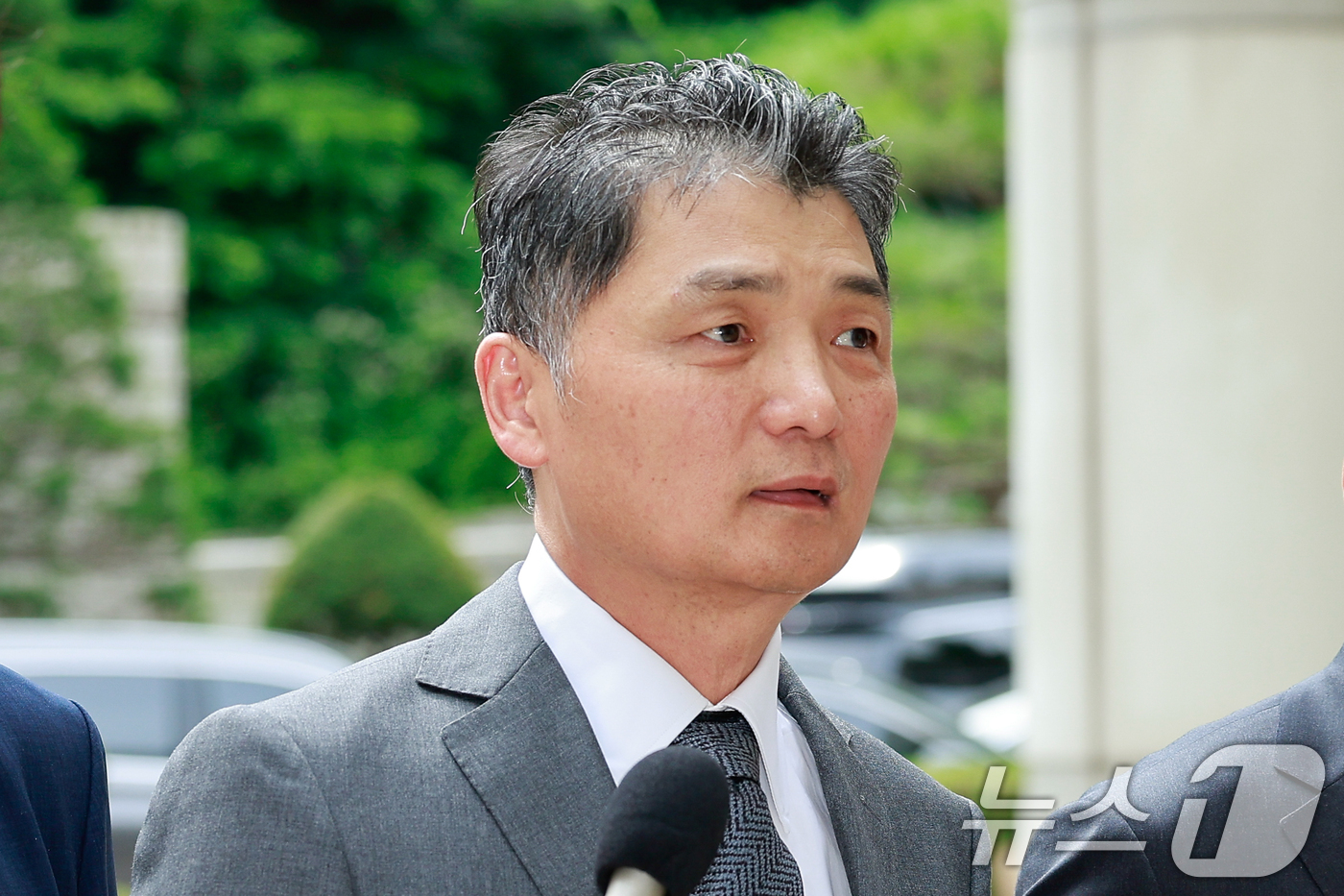 (서울=뉴스1) 안은나 기자 = SM엔터테인먼트 시세조종 공모 의혹으로 1심에서 무죄를 선고받은 카카오 창업주 김범수 미래이니셔티브센터장이 24일 오후 서울 서초구 고등법원에서 열 …