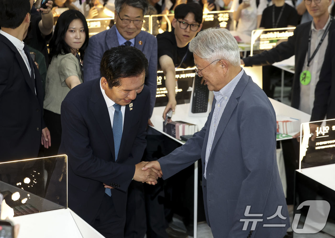 (서울=뉴스1) 최지환 기자 = 문재인 전 대통령과 정청래 전 더불어민주당 대표가 24일 서울 강남구 코엑스에서 열린 서울국제도서전에서 만나 인사를 하고 있다. (공동취재)2026 …