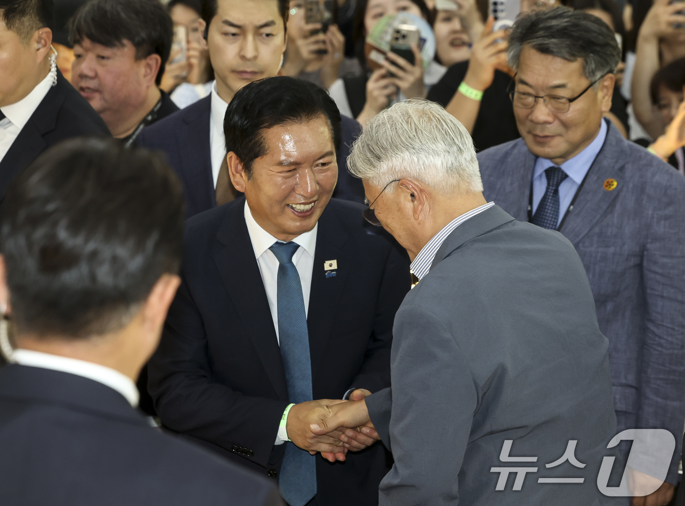 (서울=뉴스1) 최지환 기자 = 문재인 전 대통령과 정청래 전 더불어민주당 대표가 24일 서울 강남구 코엑스에서 열린 서울국제도서전에서 만나 인사를 하고 있다. (공동취재)2026 …