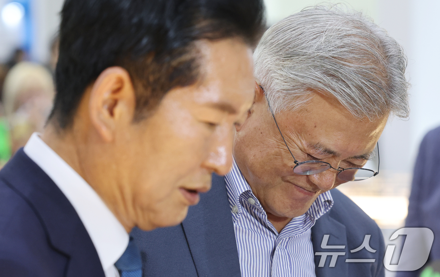 (서울=뉴스1) 최지환 기자 = 문재인 전 대통령과 정청래 전 더불어민주당 대표가 24일 서울 강남구 코엑스에서 열린 서울국제도서전에서 만나 대화하고 있다. (공동취재)2026.6 …