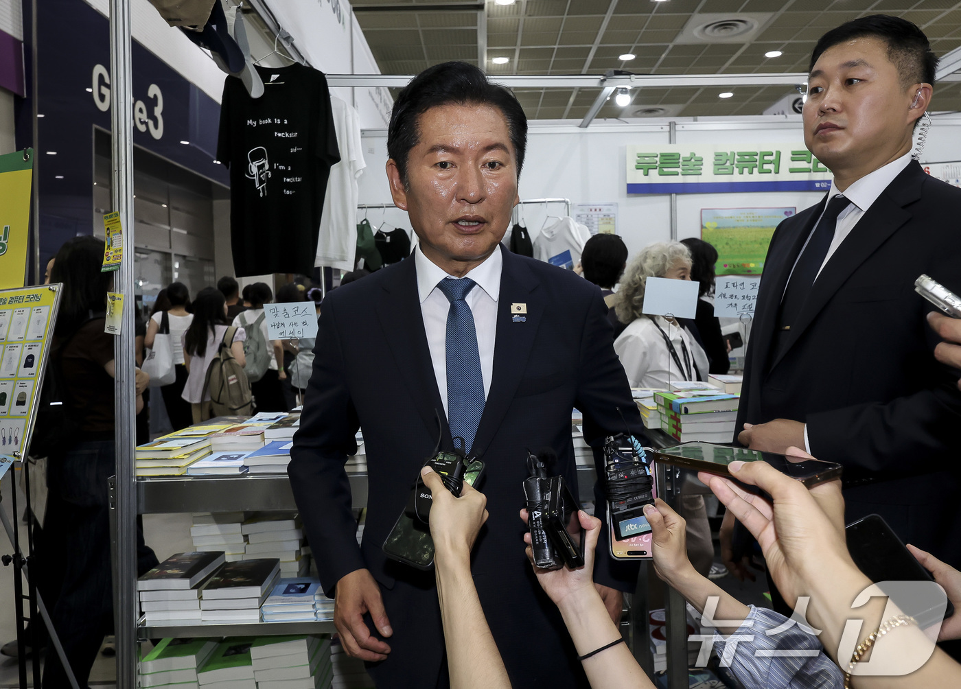 (서울=뉴스1) 최지환 기자 = 정청래 전 더불어민주당 대표가 24일 서울 강남구 코엑스에서 열린 서울국제도서전에서 문재인 전 대통령과 만난 뒤 취재진의 질문을 받고 있다. (공동 …