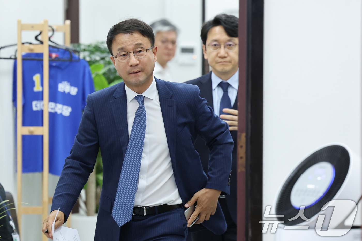 (서울=뉴스1) 신웅수 기자 = 한병도 더불어민주당 원내대표가 24일 서울 여의도 국회에서 열린 22대 국회 후반기 원 구성 협상 관련 기자회견에 참석하고 있다. 2026.6.24 …