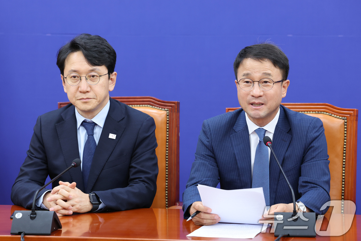 (서울=뉴스1) 신웅수 기자 = 한병도 더불어민주당 원내대표가 24일 서울 여의도 국회에서 22대 국회 후반기 원 구성 협상 관련 기자회견을 하고 있다. 2026.6.24/뉴스1