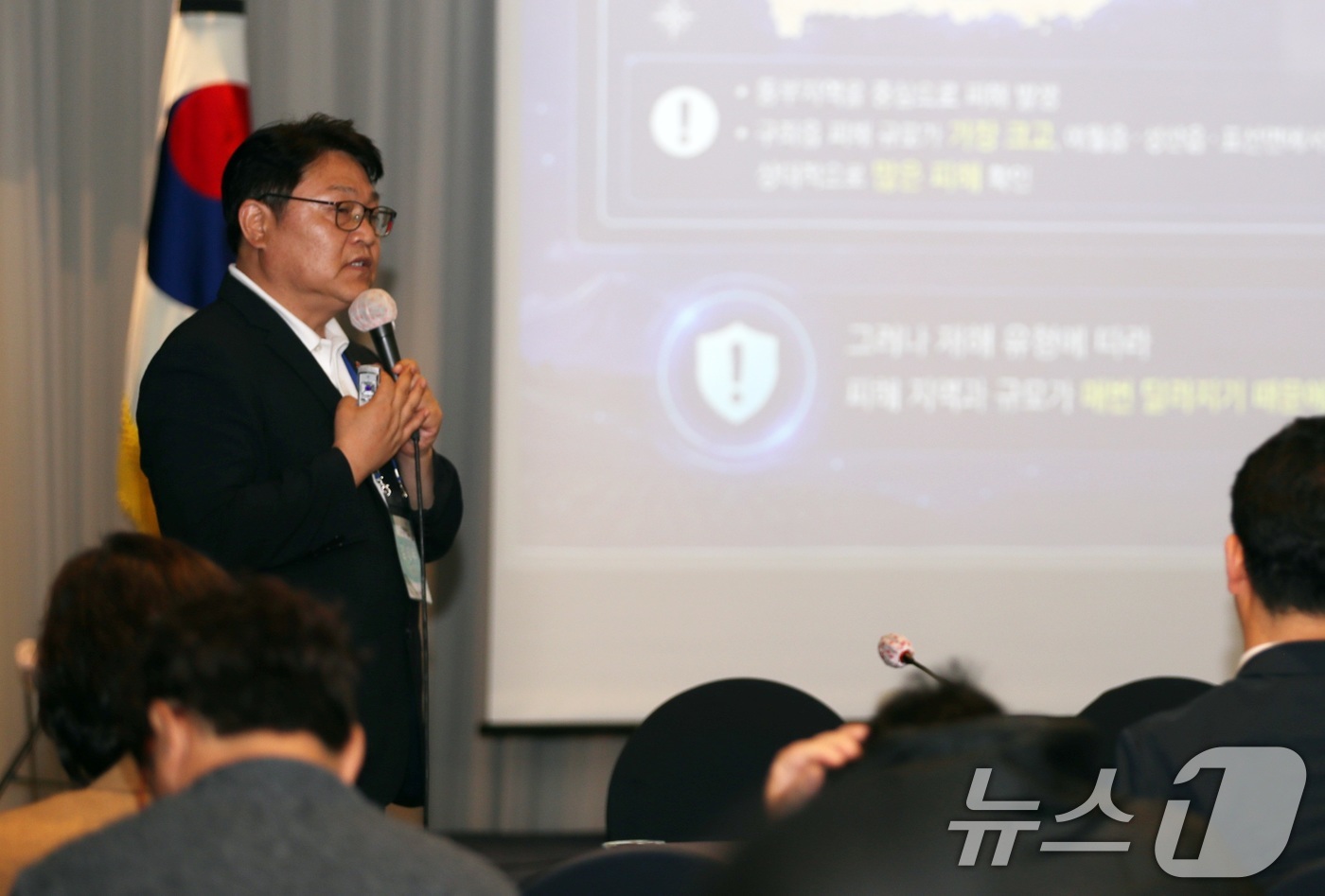 (제주=뉴스1) 고동명 기자 = 24일 오전 제주시 아스타호텔에서 열린 '2026 제주플러스포럼'에서김태우 제주도농업기술원 농업디지털센터장이 발표하고 있다. 이번 행사는 제주대학교 …