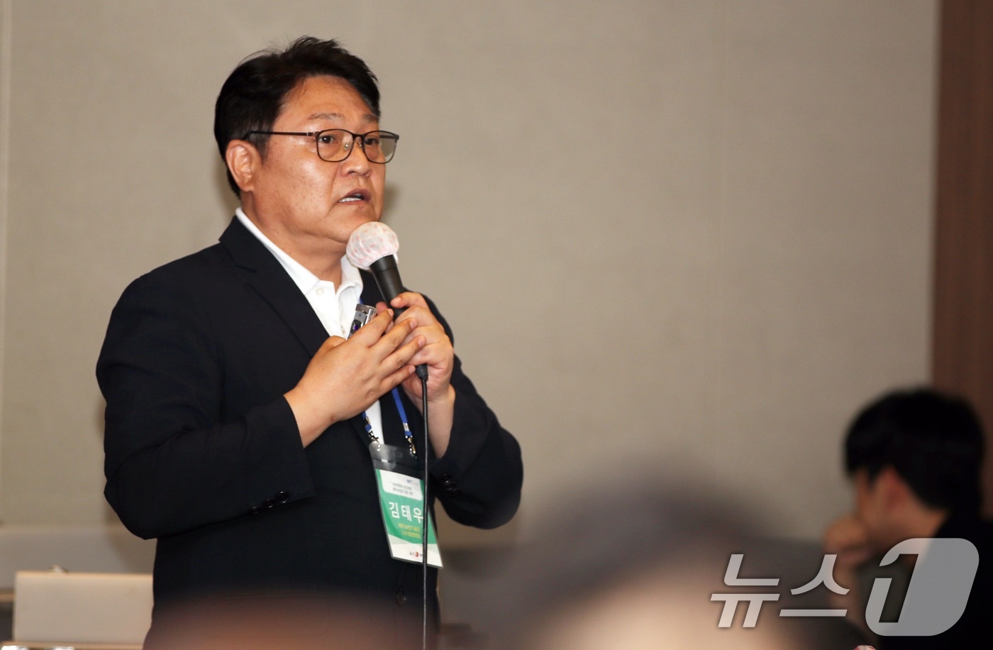 (제주=뉴스1) 고동명 기자 = 24일 오전 제주시 아스타호텔에서 열린 '2026 제주플러스포럼'에서김태우 제주도농업기술원 농업디지털센터장이 발표하고 있다. 이번 행사는 제주대학교 …