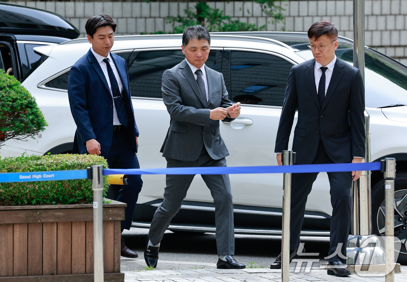 (서울=뉴스1) 안은나 기자 = SM엔터테인먼트 시세조종 공모 의혹으로 1심에서 무죄를 선고받은 카카오 창업주 김범수 미래이니셔티브센터장이 24일 오후 서울 서초구 고등법원에서 열 …