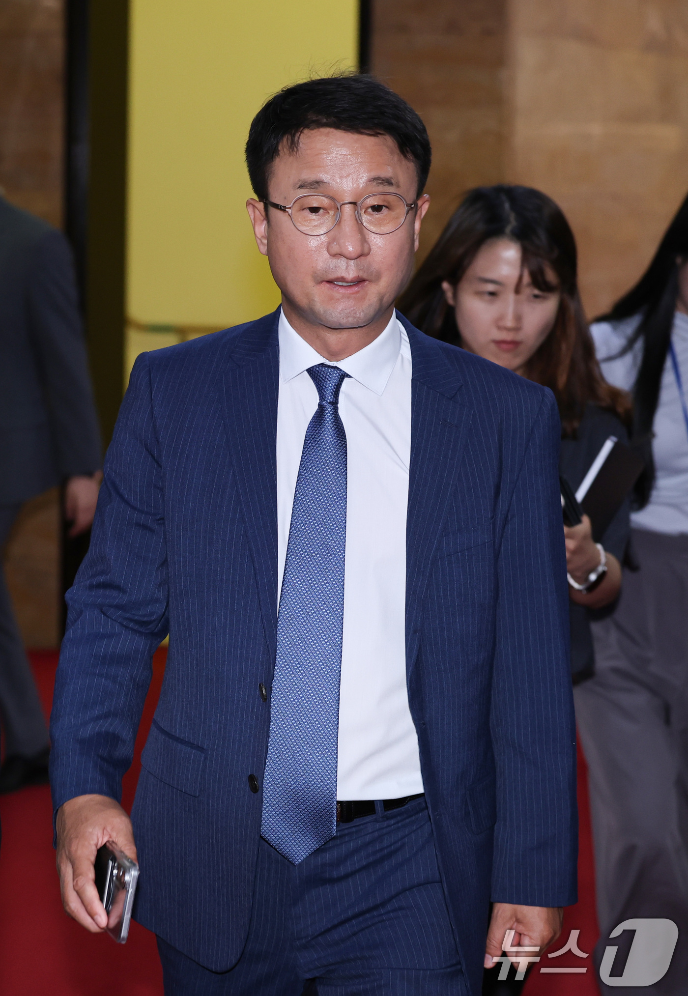 (서울=뉴스1) 신웅수 기자 = 한병도 더불어민주당 원내대표와 천준호 원내운영수석부대표가 24일 서울 여의도 국회에서 의장 주재 원내대표 회동을 마친 후 의장실을 나서고 있다. 2 …