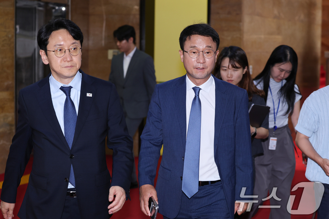 (서울=뉴스1) 신웅수 기자 = 한병도 더불어민주당 원내대표와 천준호 원내운영수석부대표가 24일 서울 여의도 국회에서 의장 주재 원내대표 회동을 마친 후 의장실을 나서고 있다. 2 …