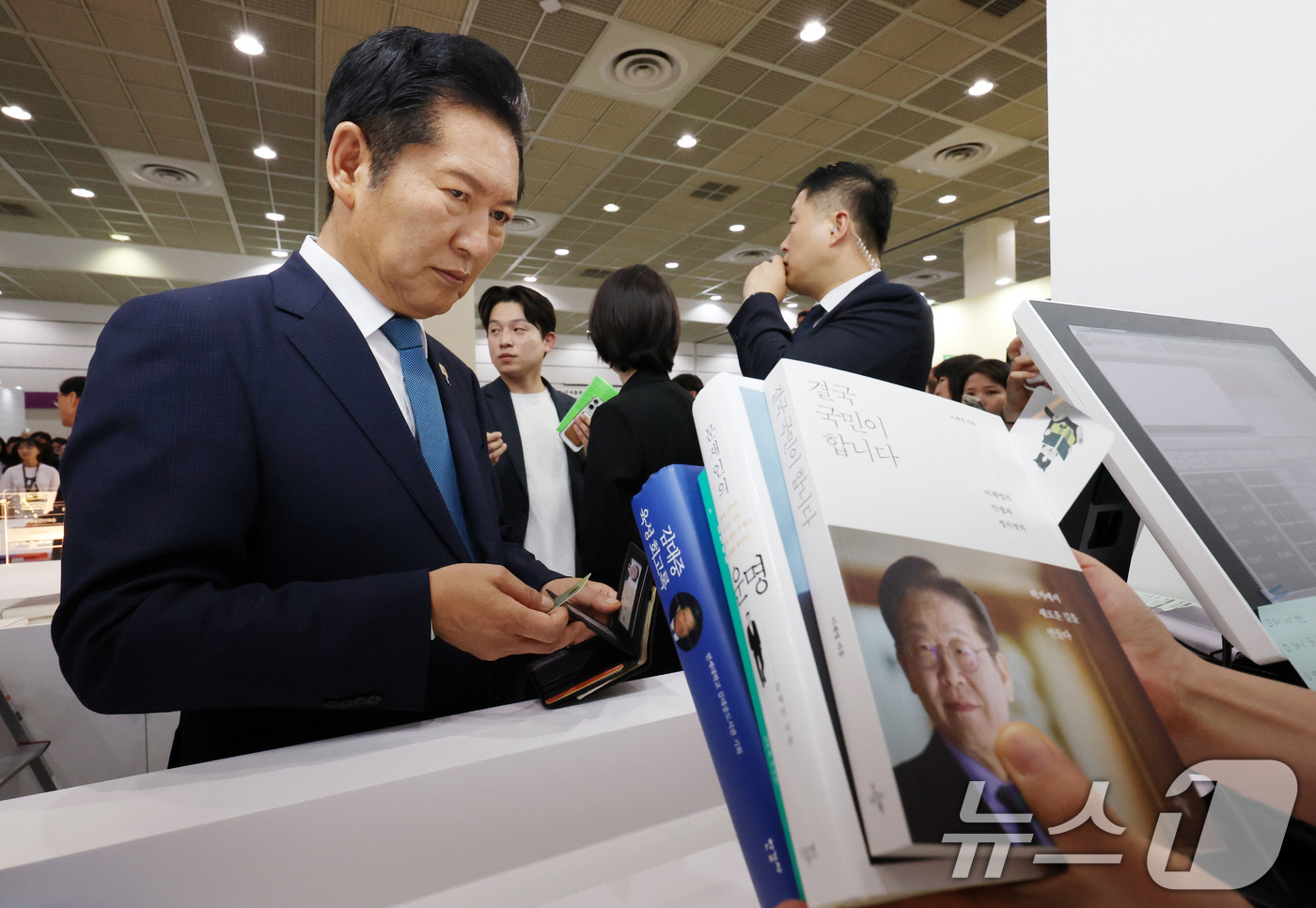 (서울=뉴스1) 최지환 기자 = 정청래 전 더불어민주당 대표가 24일 서울 강남구 코엑스에서 열린 서울국제도서전 ‘돌베개·평산책방’부스를 찾아 문재인 전 대통령과 만난 뒤 대통령 …