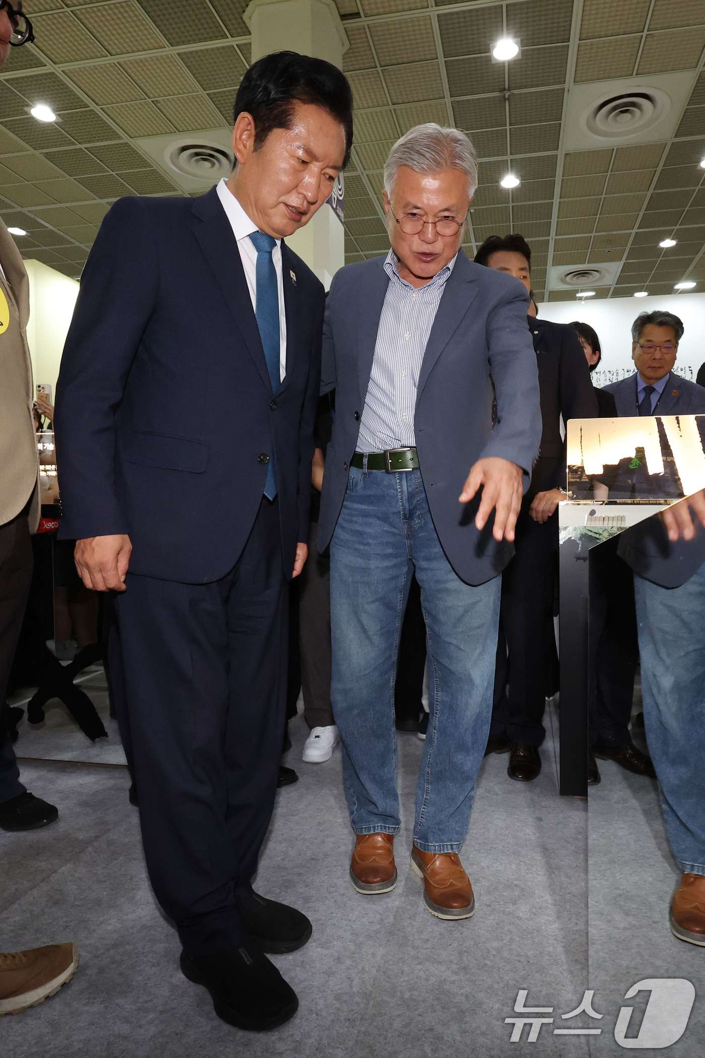 (서울=뉴스1) 최지환 기자 = 정청래 전 더불어민주당 대표가 24일 서울 강남구 코엑스에서 열린 서울국제도서전 ‘돌베개·평산책방’부스를 찾아 문재인 전 대통령과 대화를 나누고 있 …