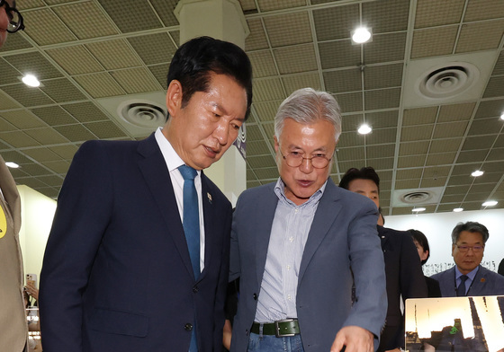 대화 나누는 문재인·정청래