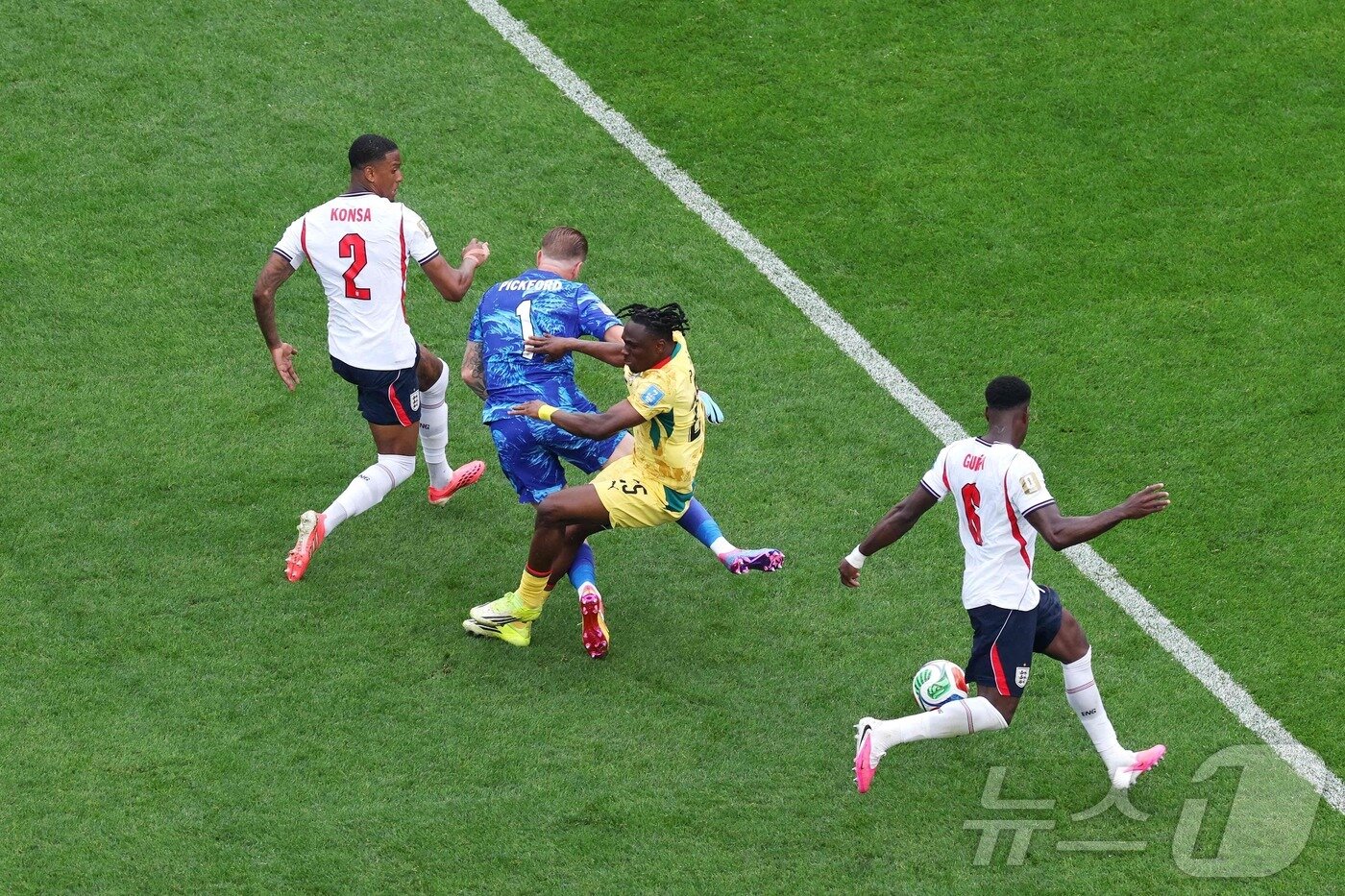 본문 이미지 - 24일(한국시간) 열린 2026 FIFA 북중미 월드컵 L조 조별리그 잉글랜드-가나전에서 후반 22분 판정 논란이 불거졌다. 프린스 아두(노란색 유니폼)가 상대 골키퍼 조던 픽퍼드와 충돌해 쓰러졌지만, 가나의 파울이 선언됐다. ⓒ AFP=뉴스1