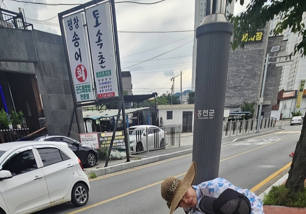 보도에 걸터앉은 노부부 보고 직감…걷다 쓰러진 노인 도운 육군 장교