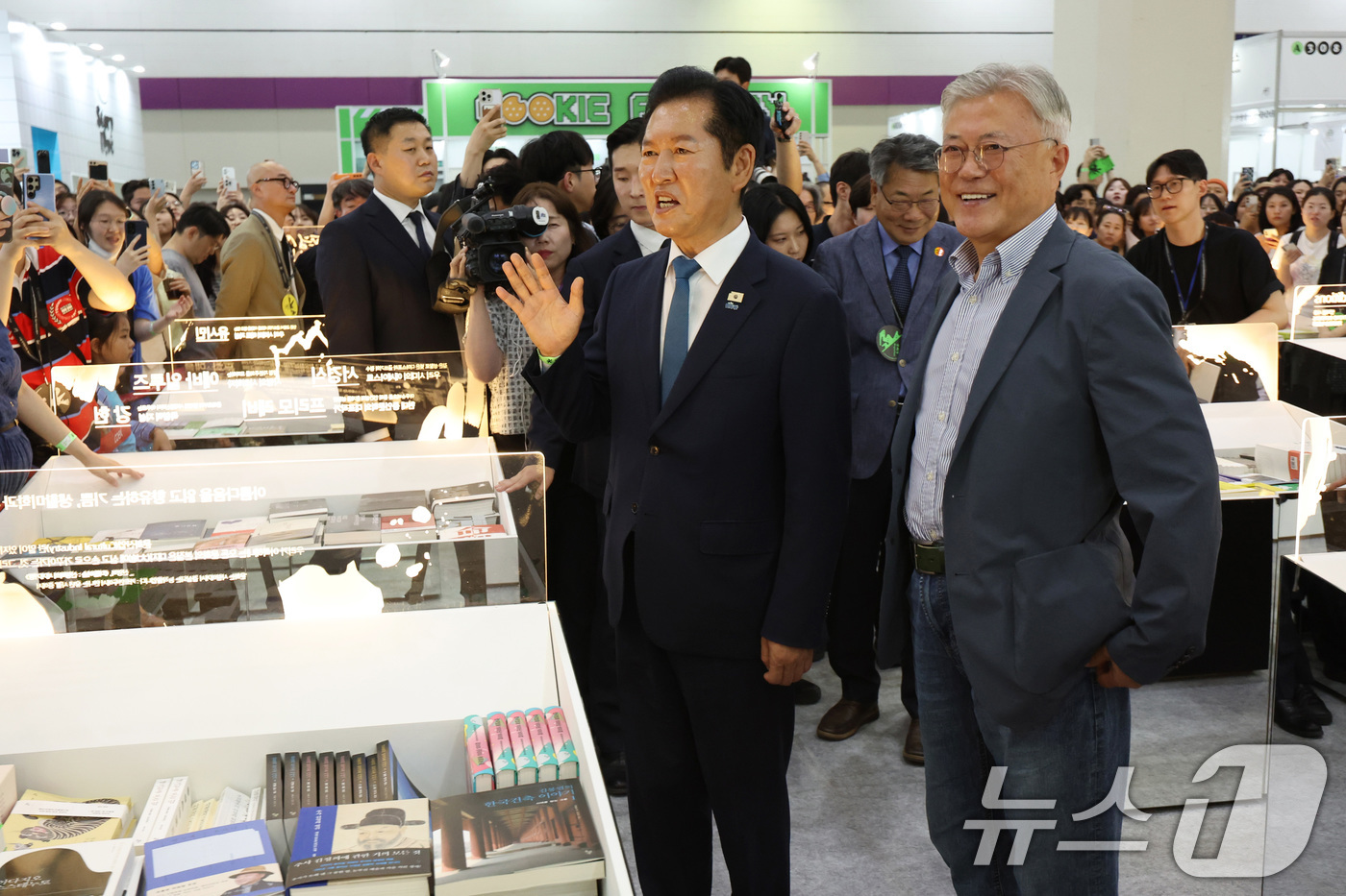 (서울=뉴스1) 최지환 기자 = 정청래 전 더불어민주당 대표가 24일 서울 강남구 코엑스에서 열린 서울국제도서전 ‘돌베개·평산책방’부스를 찾아 문재인 전 대통령과 시민들에게 인사하 …