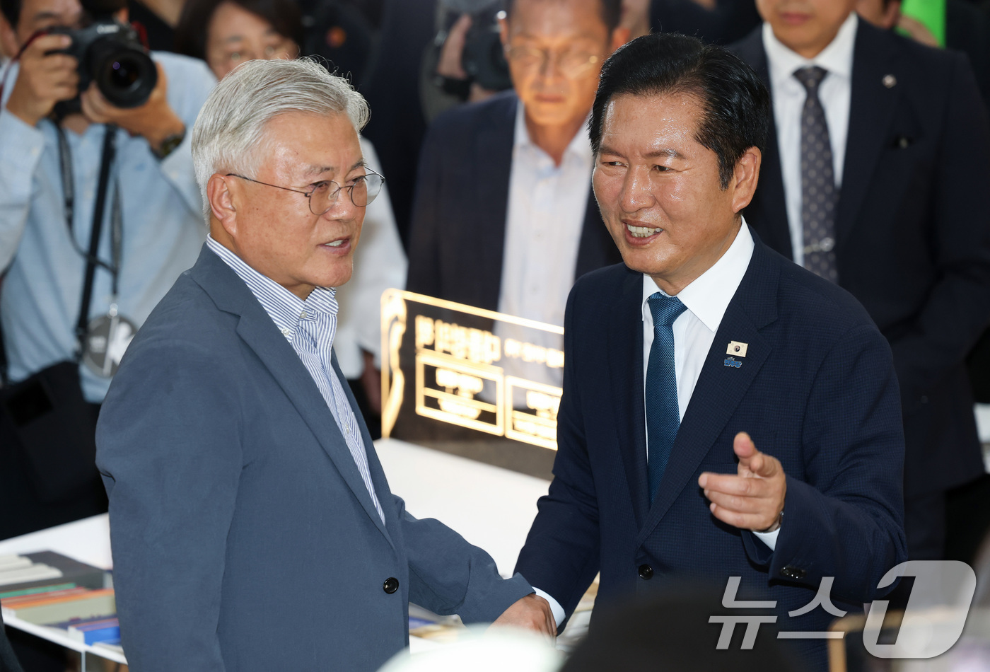 (서울=뉴스1) 최지환 기자 = 정청래 전 더불어민주당 대표가 24일 서울 강남구 코엑스에서 열린 서울국제도서전 ‘돌베개·평산책방’부스를 찾아 문재인 전 대통령과 대화를 나누고 있 …