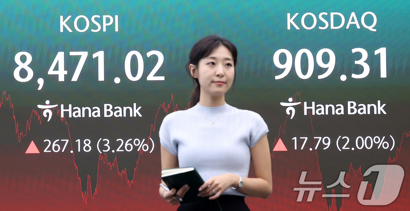 (서울=뉴스1) 김성진 기자 = 삼성전자가 9% 상승한 24일 서울 중구 하나은행 본점 딜링룸 전광판에 종가가 나오고 있다.이날 코스피는 전일 종가와 비교해 267.18포인트(p) …
