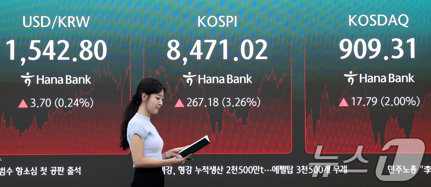 (서울=뉴스1) 김성진 기자 = 삼성전자가 9% 상승한 24일 서울 중구 하나은행 본점 딜링룸 전광판에 종가가 나오고 있다.이날 코스피는 전일 종가와 비교해 267.18포인트(p) …