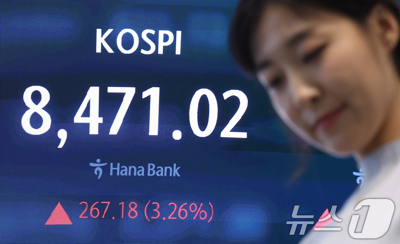(서울=뉴스1) 김성진 기자 = 삼성전자가 9% 상승한 24일 서울 중구 하나은행 본점 딜링룸 전광판에 종가가 나오고 있다.이날 코스피는 전일 종가와 비교해 267.18포인트(p) …
