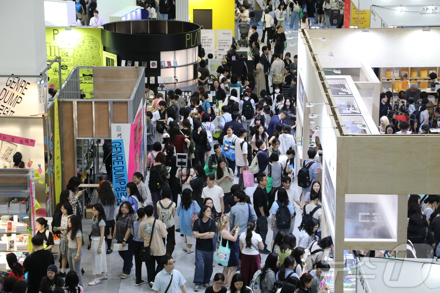 (서울=뉴스1) 안소연 수습기자 = 24일 서울 강남구 코엑스에서 열린 \'2026 서울국제도서전\'을 찾은 방문객들이 부스를 구경하고 있다. 2026.6.24/뉴스1