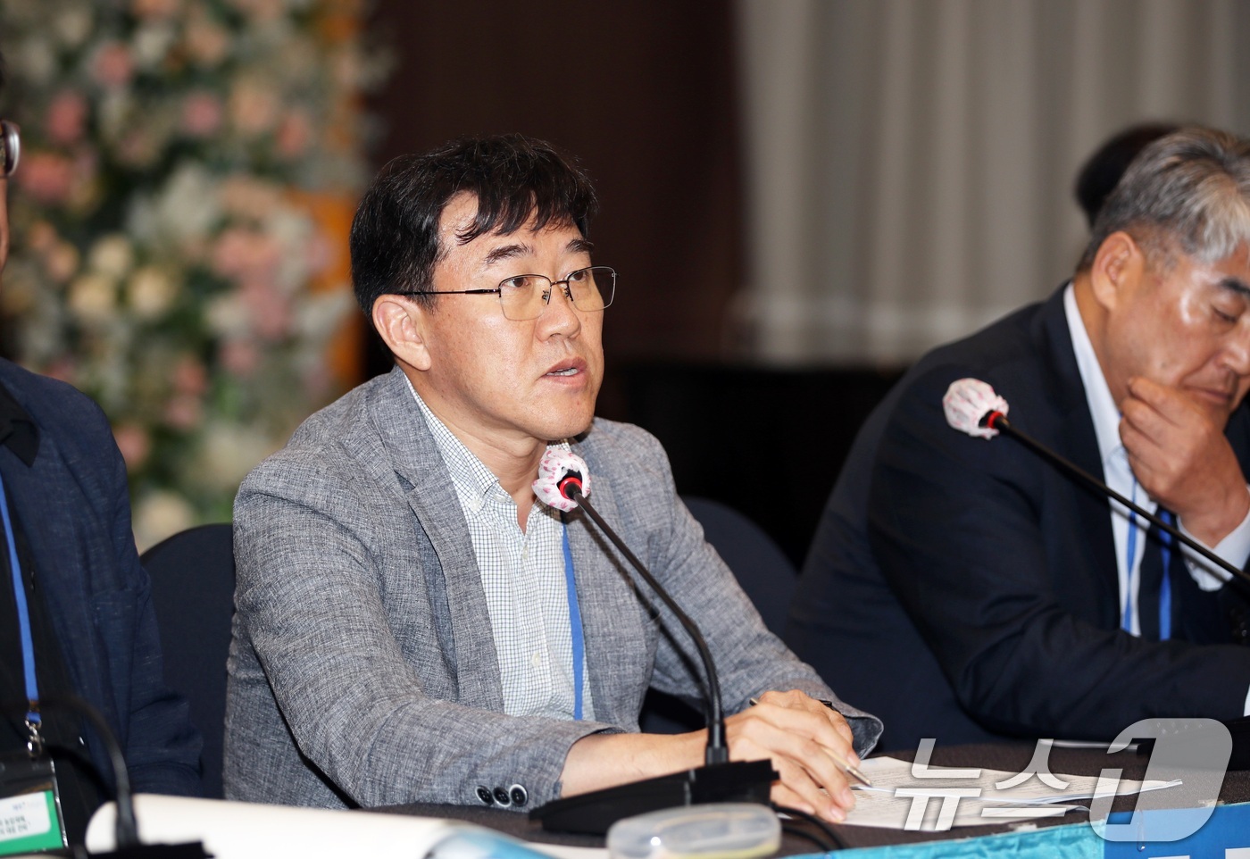 (제주=뉴스1) 고동명 기자 = 24일 오전 제주시 아스타호텔에서 '2026 제주플러스포럼' 종합토론에서 양행석 제주도 감귤유통과장이 발언하고 있다. 이번 행사는 제주대학교 RIS …