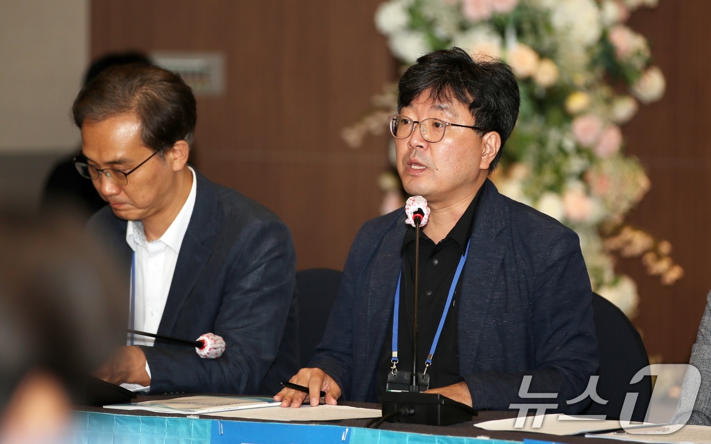 (제주=뉴스1) 고동명 기자 = 24일 오전 제주시 아스타호텔에서 '2026 제주플러스포럼' 종합토론에서 고봉현 제주연구원 지속성장연구실장이 발언하고 있다. 이번 행사는 제주대학교 …