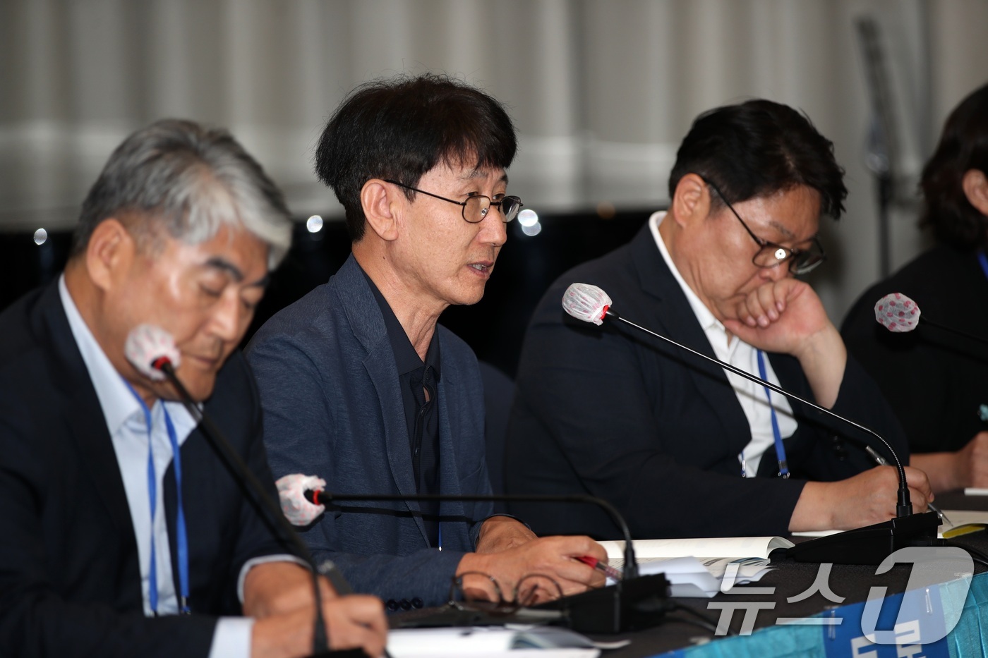 (제주=뉴스1) 고동명 기자 = 24일 오전 제주시 아스타호텔에서 '2026 제주플러스포럼' 종합토론에서 현동관 제주도 농업인단체협의회 사무처장이 발언하고 있다. 이번 행사는 제주 …