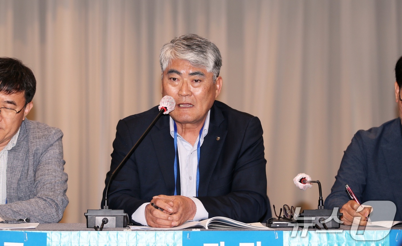 (제주=뉴스1) 고동명 기자 = 24일 오전 제주시 아스타호텔에서 '2026 제주플러스포럼' 종합토론 좌장을 맡은 정선태 전 제주도 농업인단체협의회장이 발언하고 있다. 이번 행사는 …