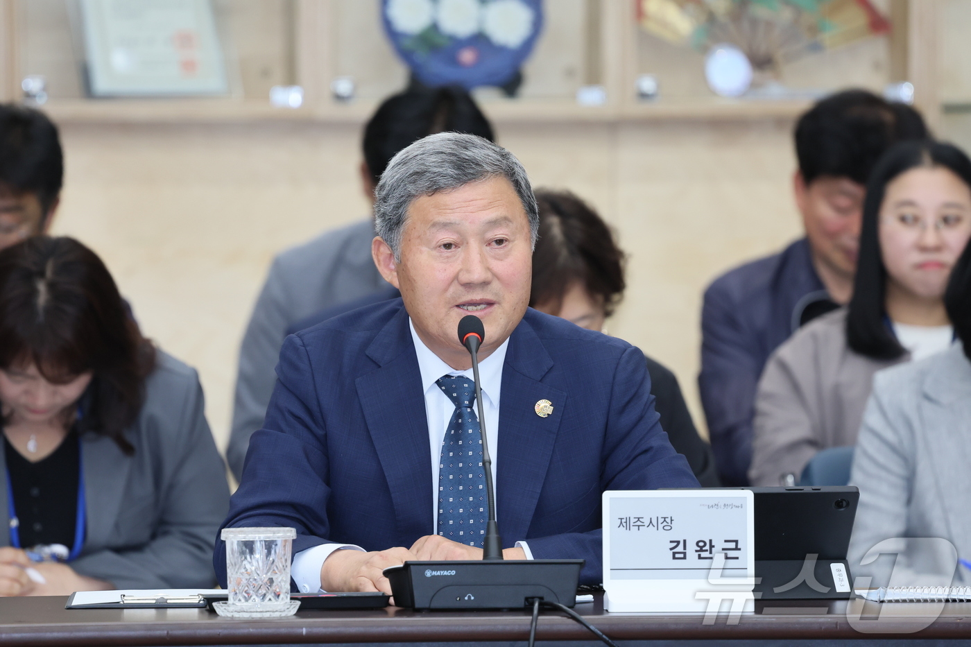 (제주=뉴스1) 오미란 기자 = 김완근 제주시장이 퇴임을 일주일 앞둔 24일 제주시청 제1별관 회의실에서 임기 마지막 간부회의를 주재하고 있다.(제주시 제공, 재판매 및 DB 금지 …