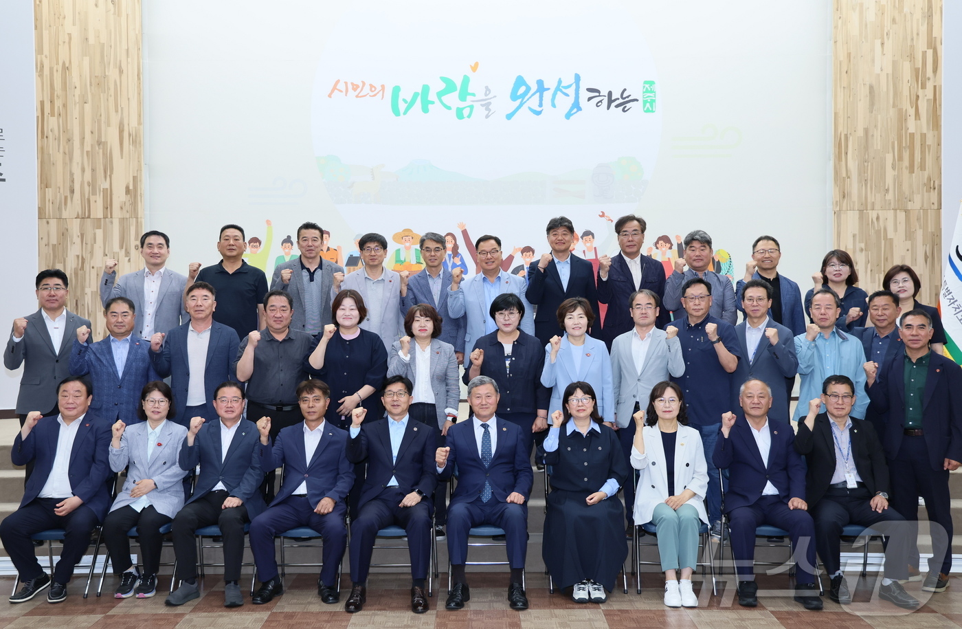 (제주=뉴스1) 오미란 기자 = 김완근 제주시장이 퇴임을 일주일 앞둔 24일 제주시청 제1별관 회의실에서 임기 마지막 간부회의를 주재하고 있다.(제주시 제공, 재판매 및 DB 금지 …