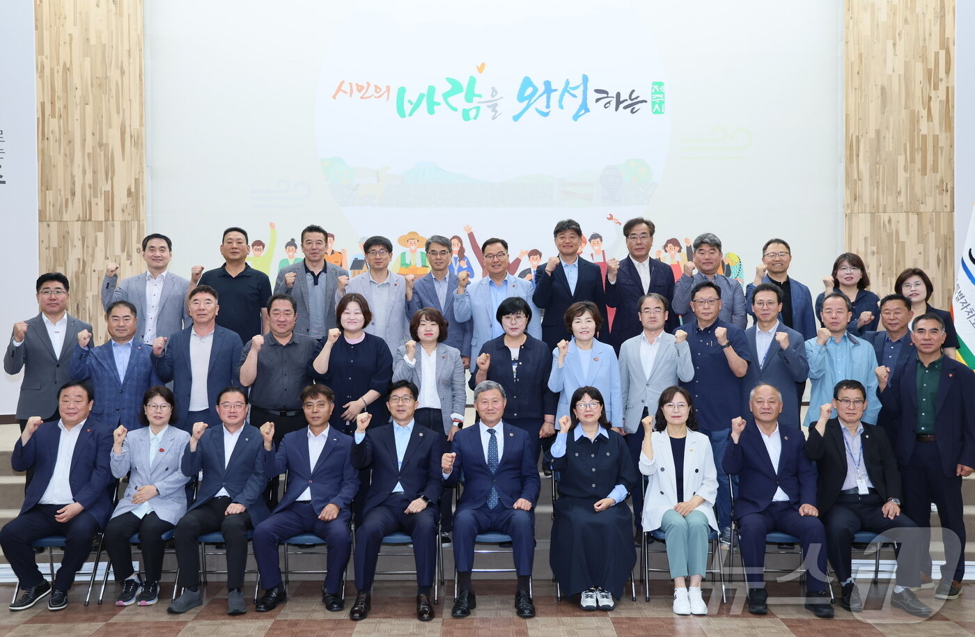 본문 이미지 - 김완근 제주시장이 퇴임을 일주일 앞둔 24일 제주시청 제1별관 회의실에서 임기 마지막 간부회의를 주재하고 있다.(제주시 제공, 재판매 및 DB 금지) 2026.6.24 /뉴스1